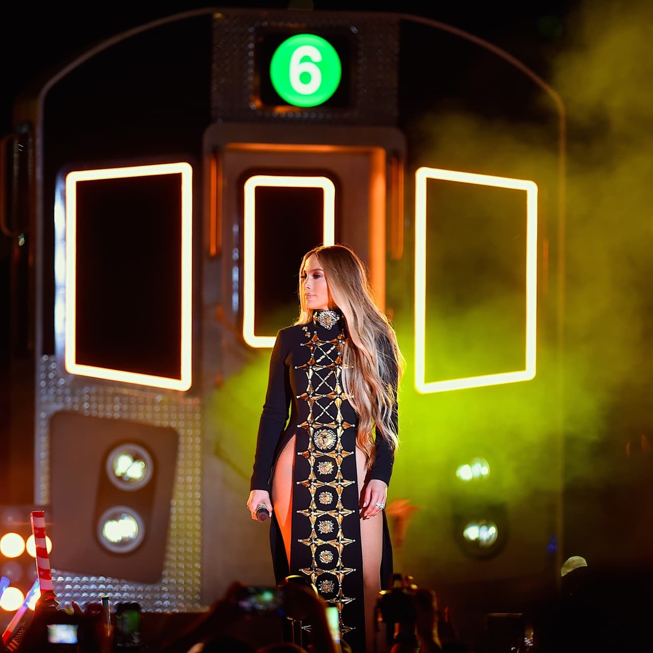 Jennifer Lopez se presentó ante más de 5,000 espectadores en Nueva York. La elección de su vestuario otra vez volvió locos a los presentes (y a las redes).