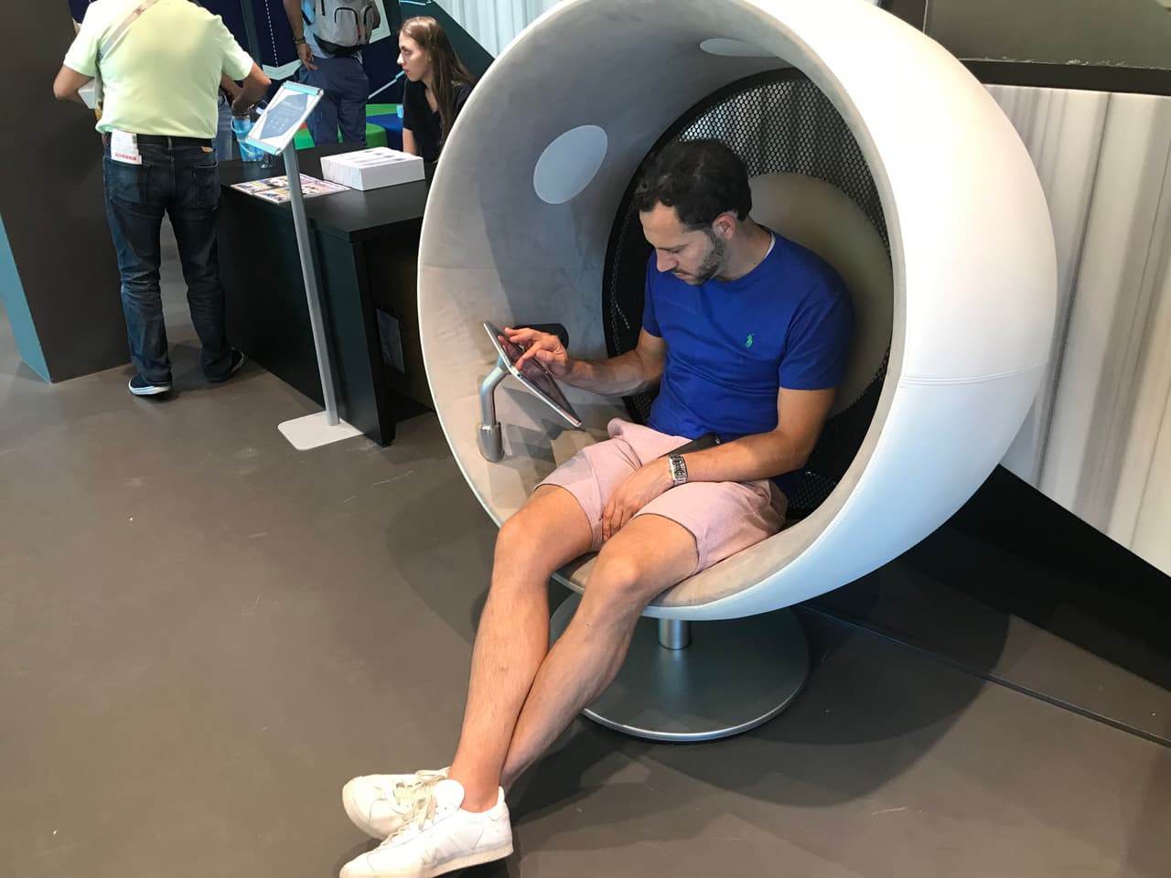 La tecnología es parte fundamental de la exposición y en varios puntos se puede acceder a toda la historia desde diferentes dispositivos.