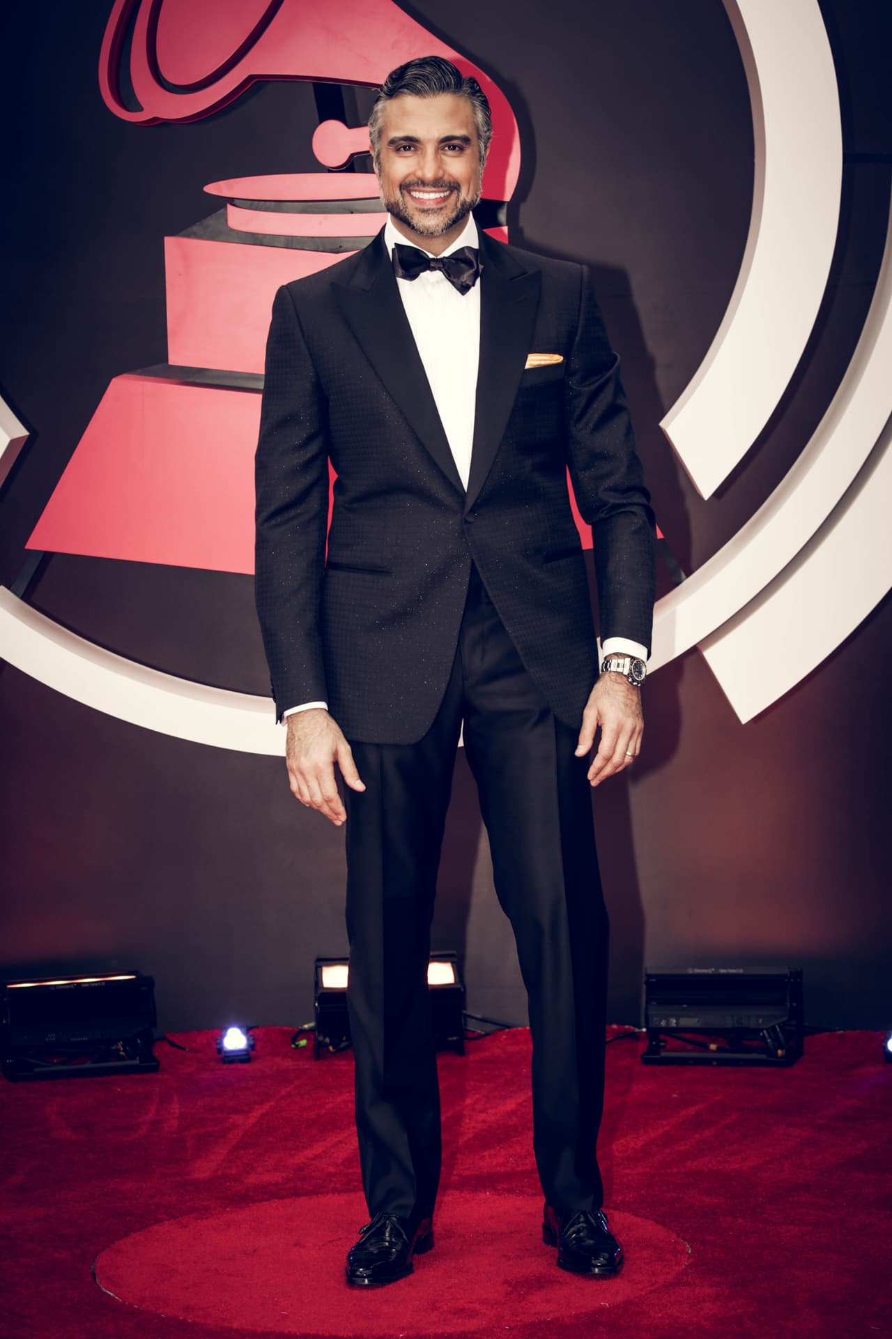 El actor mexicano Jaime Camil desfiló por la alfombra roja de la gala con traje y corbatín negro. Un clásico con el que el conductor no podía fallar.