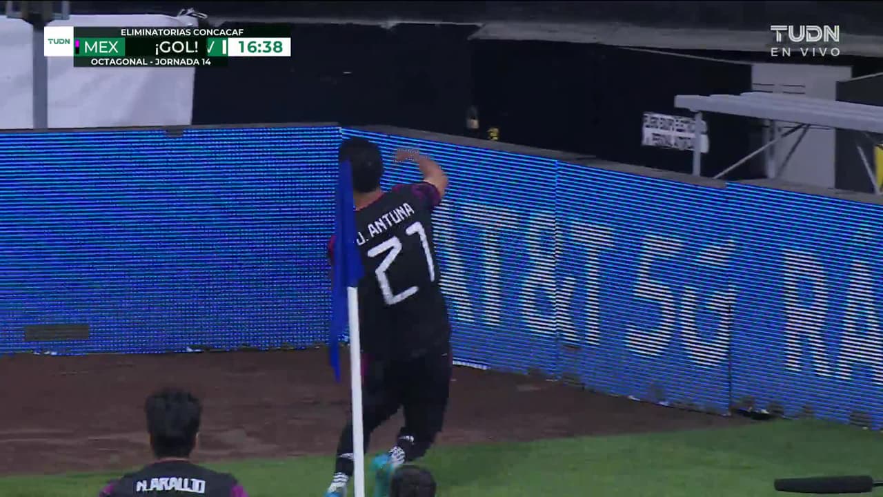 ¡TIRO ATAJADO! disparo por Néstor Araújo.