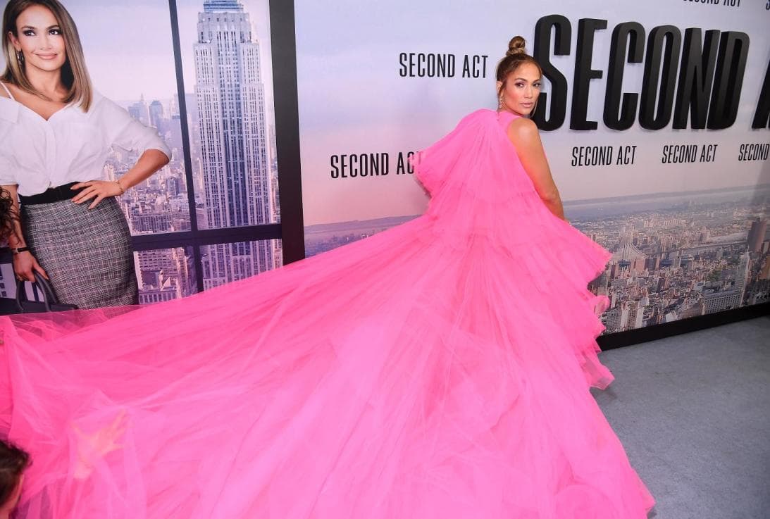 El vestido rosa de la firma Giambattista Valli robó cámara a la propia estrella en la presentación del filme.