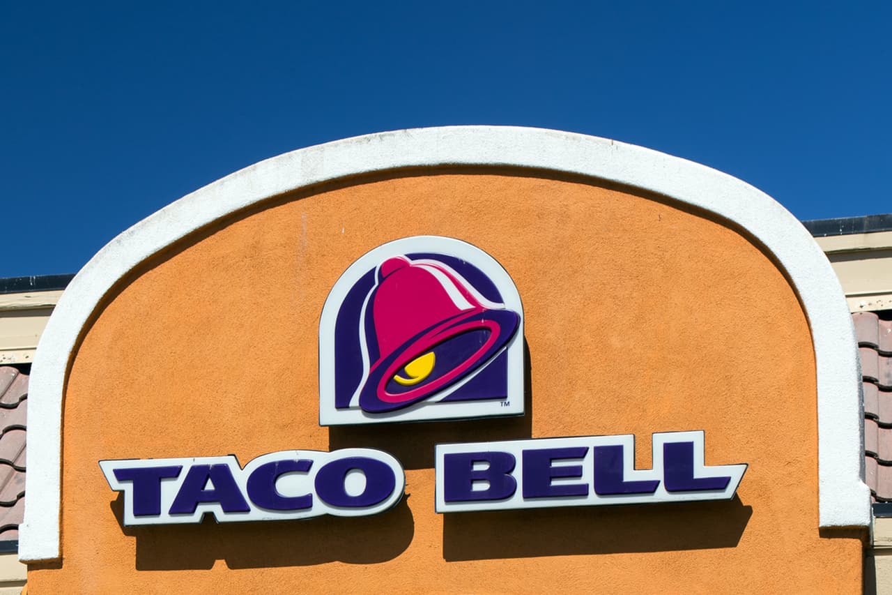 <b>Taco Bell</b>
<br>
<br>Esta cadena ofrece descuentos en la matrícula estudiantil de sus empleados a través de una 
<a href="https://tacobellfranchise.guildeducation.com/partner?auth_redirect=true"><u>asociación con </u><i>Guild Education</i></a>. Pueden obtener descuentos del 5% al 20% en la matrícula y pueden acceder a hasta 5,250 dólares al año para obtener un título de asociado, una licenciatura o una maestría en línea. 
<br>
<br>Los trabajadores también pueden obtener créditos universitarios basados en la capacitación en el trabajo que son válidos en universidades asociadas y ofrece un sistema de becas 
<a href="https://www.tacobellfoundation.org/live-mas-scholarship/"><u>llamado </u><i>Live Más</i></a>
<i>.</i>