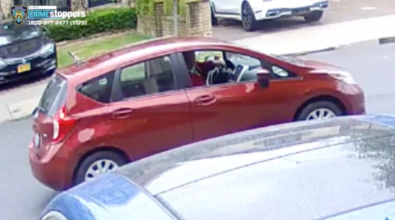 Buscan a depredador que intentó atraer a dos niños a su coche ofreciéndoles dulces en Brooklyn