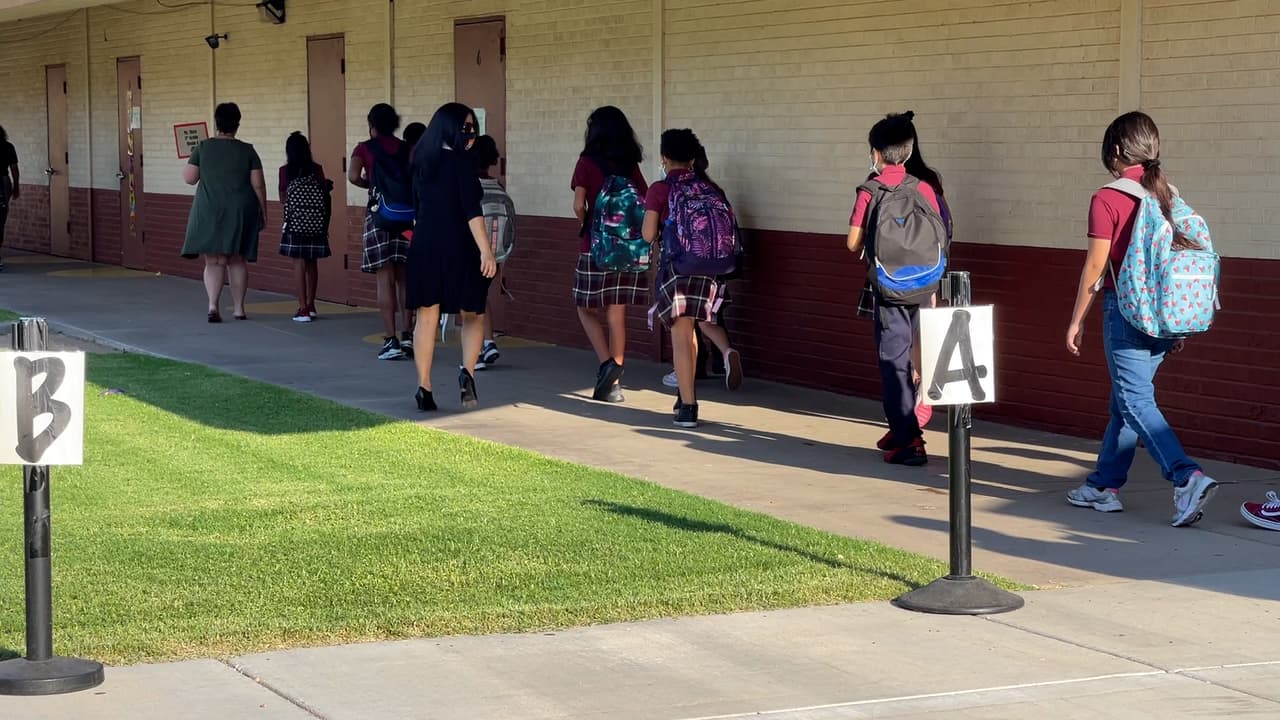 En los salones, los maestros tienen la opción de hacer los ajustes para mantener la distancia entre los estudiantes y hacer el ambiente de estudio lo más seguro posible de acuerdo con las recomendaciones de los Centros para el Control y Prevención de Enfermedades.