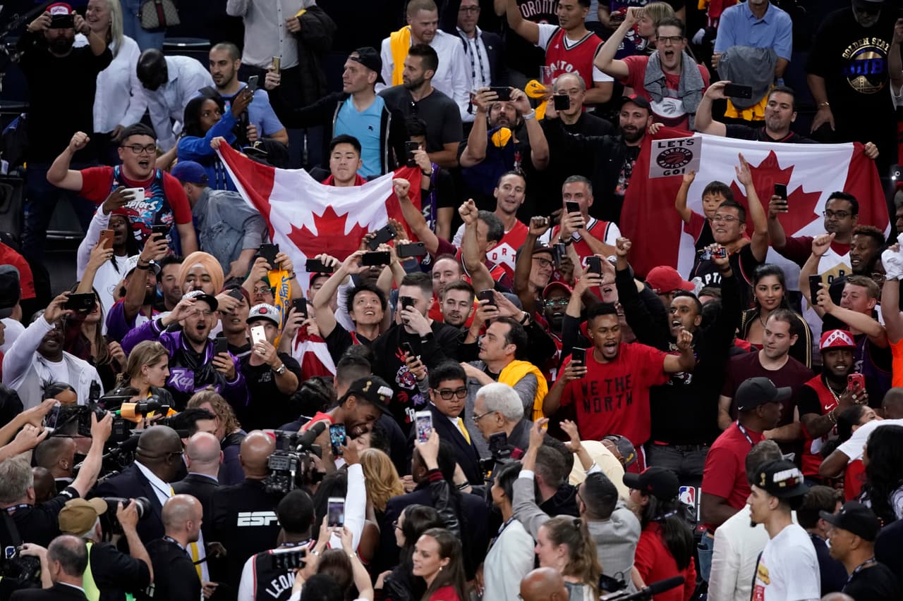 Los Toronto Raptors fueron, por récord, el segundo mejor equipo de la NBA y tras una exitosa, larga y desgastante Postemporada, lograron imponerse a los Golden State Warriors, el amplio favorito para refrendar su título. Dada la gran hazaña que acaban de conseguir los canadienses, así fue como festejaron en la casa del equipo más dominante de la NBA en los últimos cinco años.