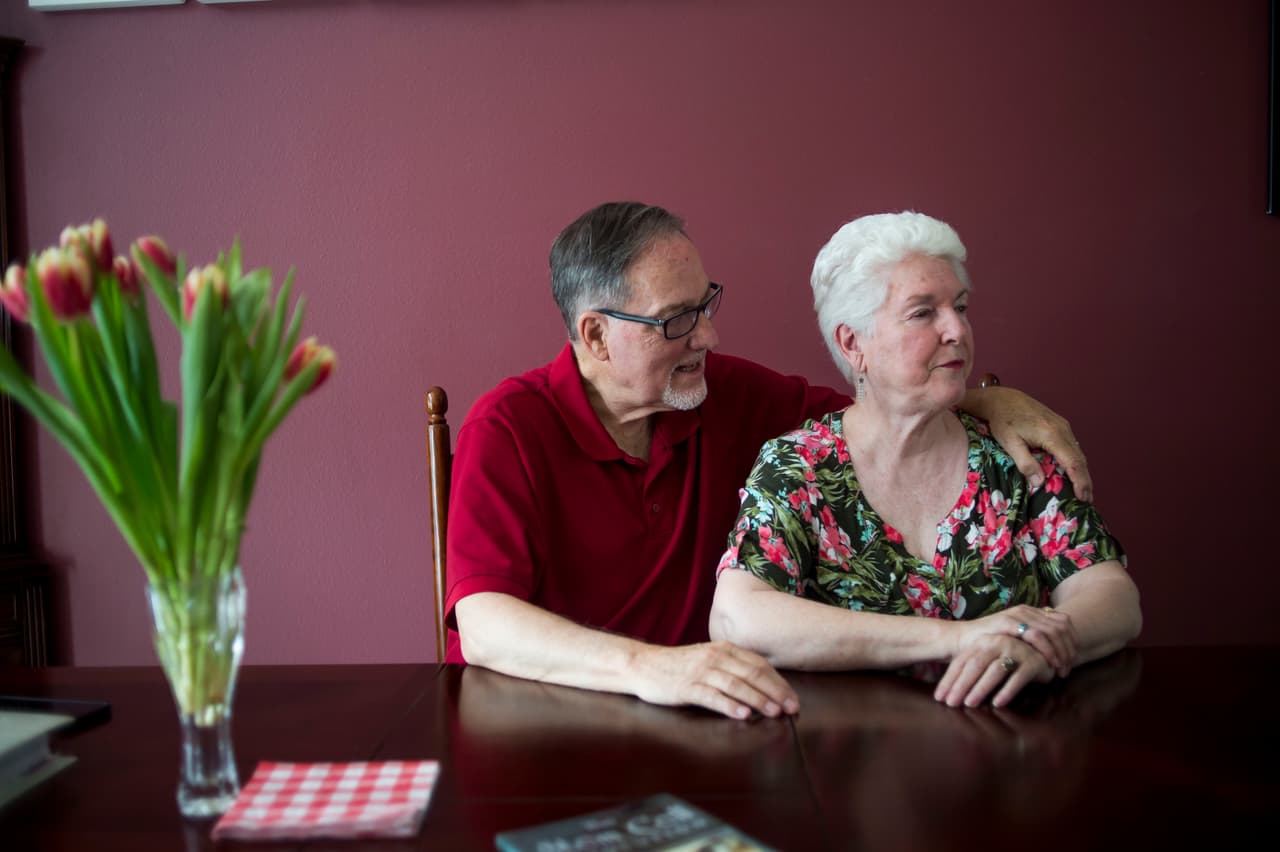 Con su esposo, Don Tyler, en su casa de Florida. El imperio en expansión de las clínicas con tratamientos con células madre promete curas para todo. Desde diabetes a asma, esclerosis múltiple, artritis o incluso
<a href="https://www.wired.com/story/is-this-stem-cell-clinic-really-making-cancer-vaccines">una vacuna contra el cáncer</a>.