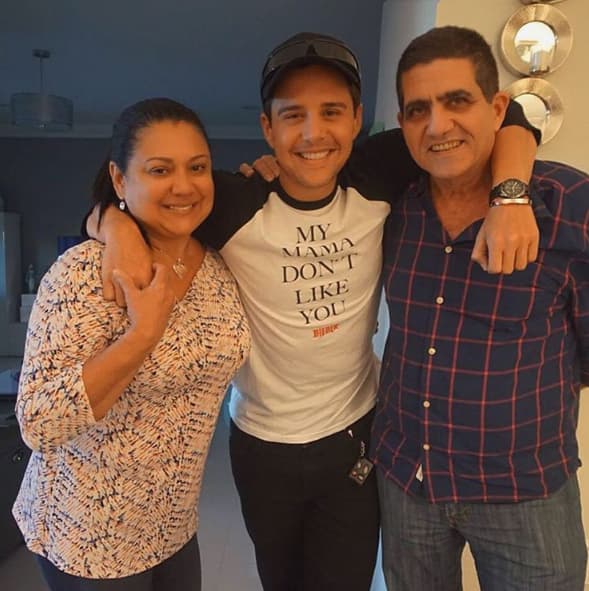 Alejandro Chabán: "Papi y Mami. Los dos lados de mi corazon. Mis tesoros. Dios me regalo a los mejores". (Julio 17, 2016)