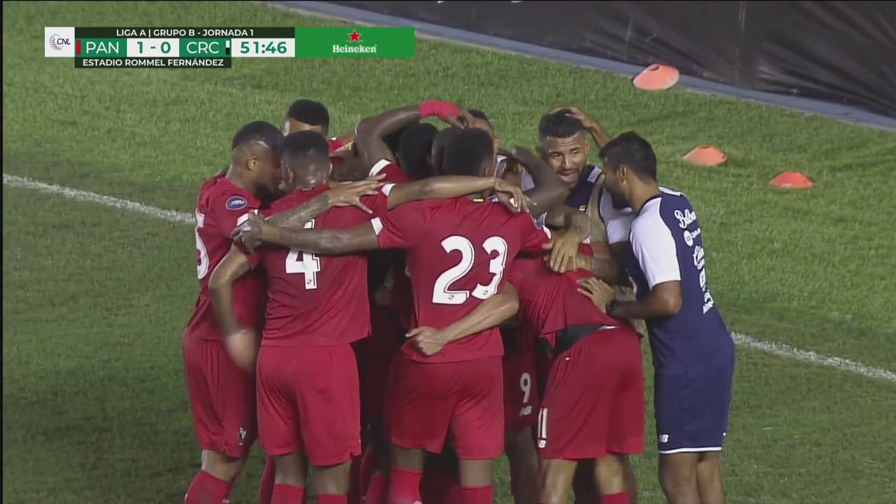 ¡Levantó el balón y definió de volea! Ismael Díaz hace el 1-0 de Panamá