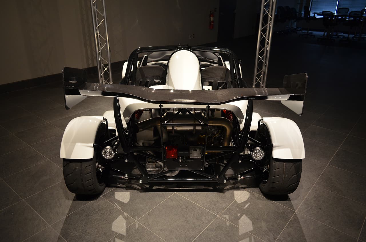 El Ariel Atom 3S 2017 es capaz de acelerar hasta las 60 millas por hora en menos de 2.7 segundos, convirtiéndolo en uno de los vehículos más veloces en el mercado actualmente.