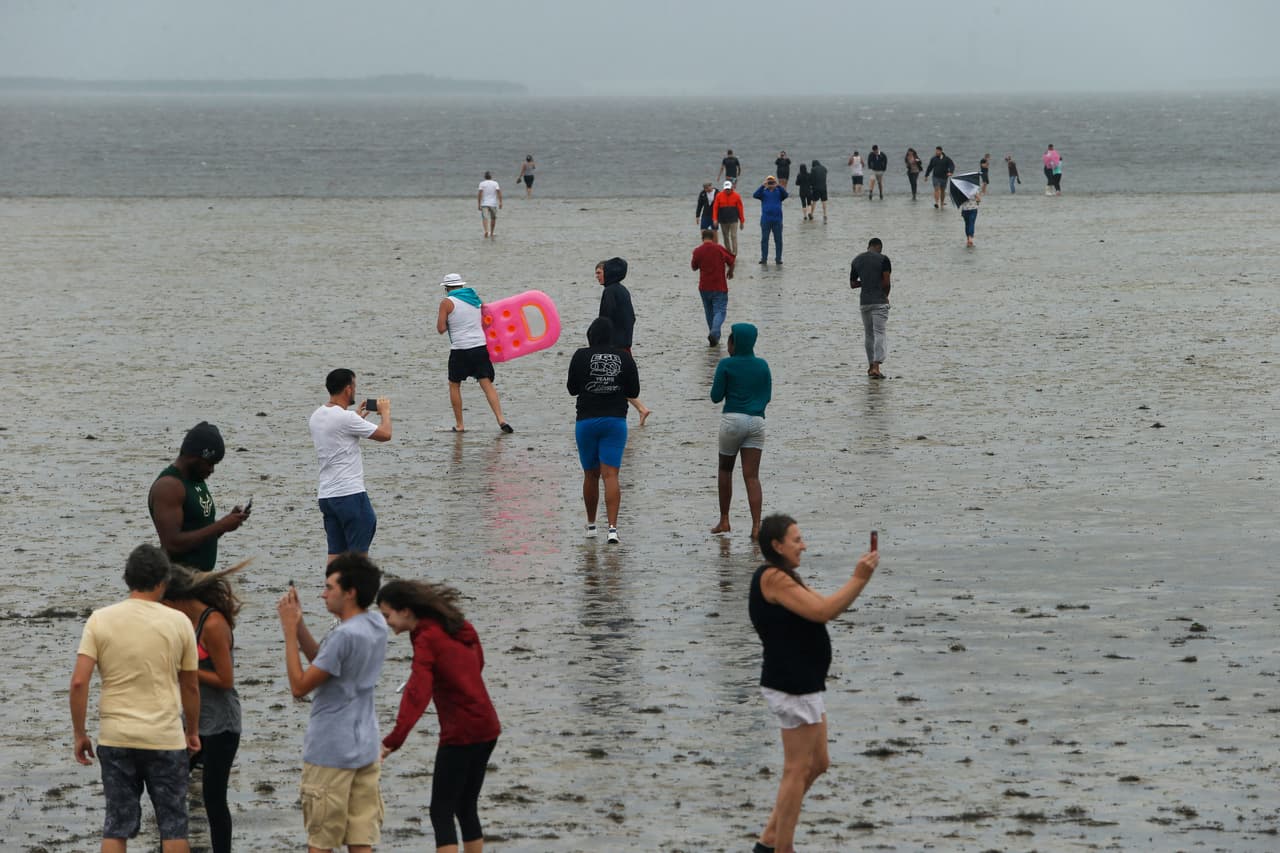 Los habitantes de la ciudad se han acercado a la bahía al enterarse del retroceso de las aguas.