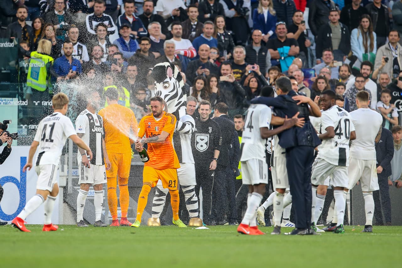 Entre champagne, agua y espuma se vivió la fiesta de la Vecchia Signora en Turín.