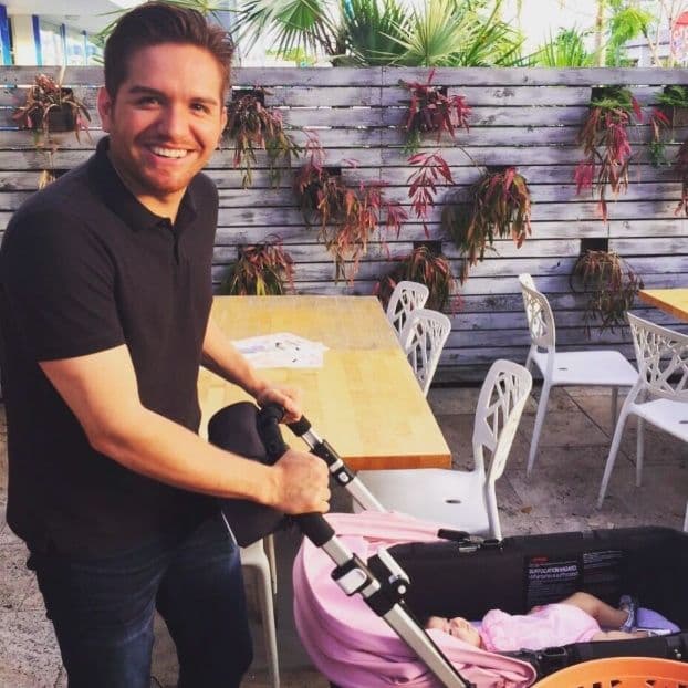 No cabe duda de que El Dasa adora a los niños y así de feliz se le ha visto cuidando a la hija de Ana Patricia desde que nació.