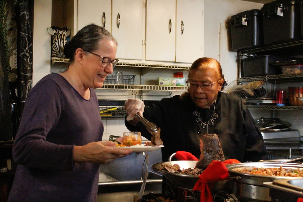 Directamente desde su cocina, Jorgina Pereira, dueña de Sinhá, sirve rebanadas de carne guisada a los clientes.
<br>