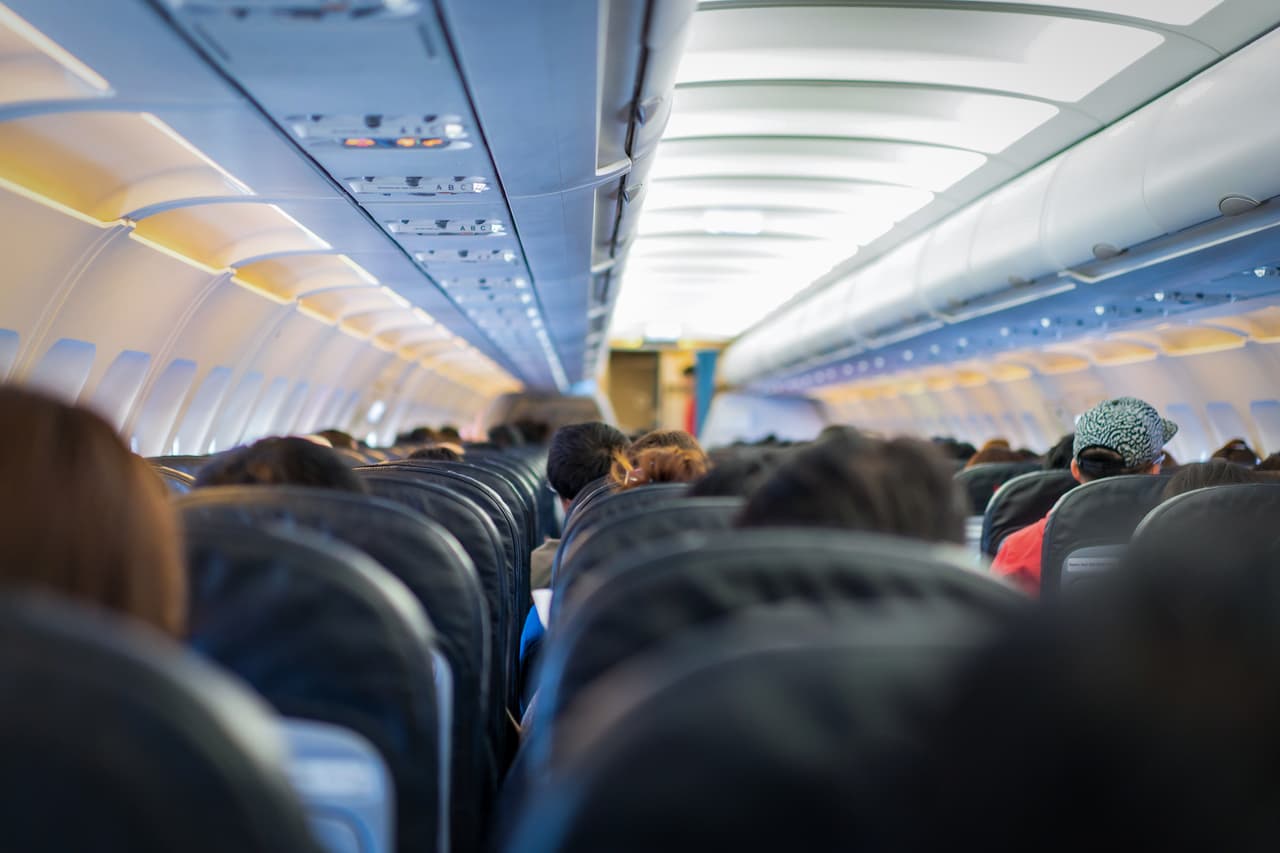 Una mujer ataca a dos sobrecargos en un vuelo, es amarrada y grita “dispárenme” antes de ser arrestada