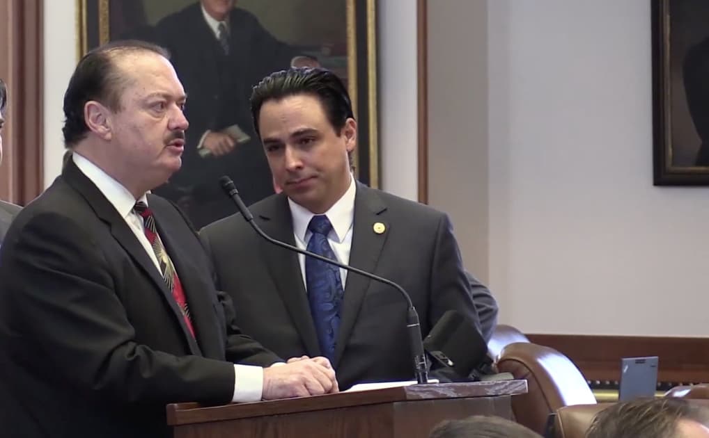 René Oliveira: El representante estatal por el Distrito 37 defendió a la comunidad inmigrante durante la discusión de más de 16 horas sostenida este miércoles en la Cámara Baja. “Si en algo van a tener éxito ustedes es en atemorizar a la comunidad latina y en evitar que víctimas y testigos denuncien crímenes”, declaró.