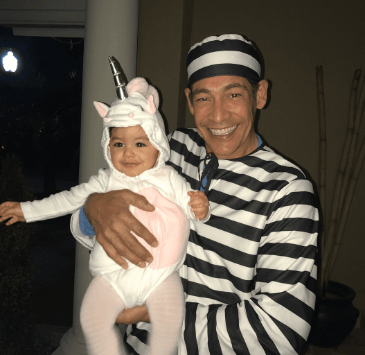 El Halloween para Johnny Lozada fue muy especial, el primero junto a su nieta Amaia.