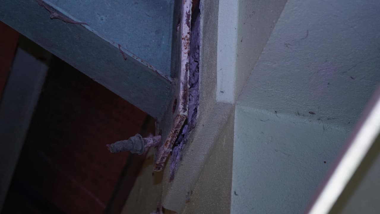 “El edificio de la escuela fue el que nos asignaron como refugio, pero cuando personal del municipio va a inspeccionar se encuentra que básicamente la escuela está partida por la mitad", dijo el alcalde de Peñuelas Gregory Gonsález al periódico Primera Hora.