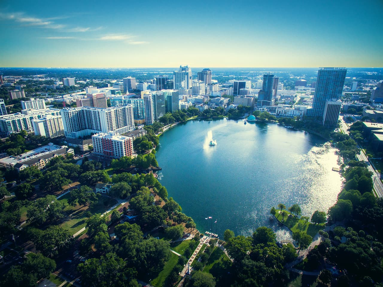 <b>Puesto 4: Orlando, Florida</b>
<br>
<br>Puntaje total: 63.58 
<br>
<br>Entorno empresarial: puesto 24.
<br>
<br>Acceso a recursos: puesto 27.
<br>
<br>Costos empresariales: puesto 16.
<br>
<br>Según la investigación, las ciudades con la población con más educación son Irvine (California), Seattle (Washington), Washington DC, Scottsdale (Arizona) y San Francisco (California).
<br>