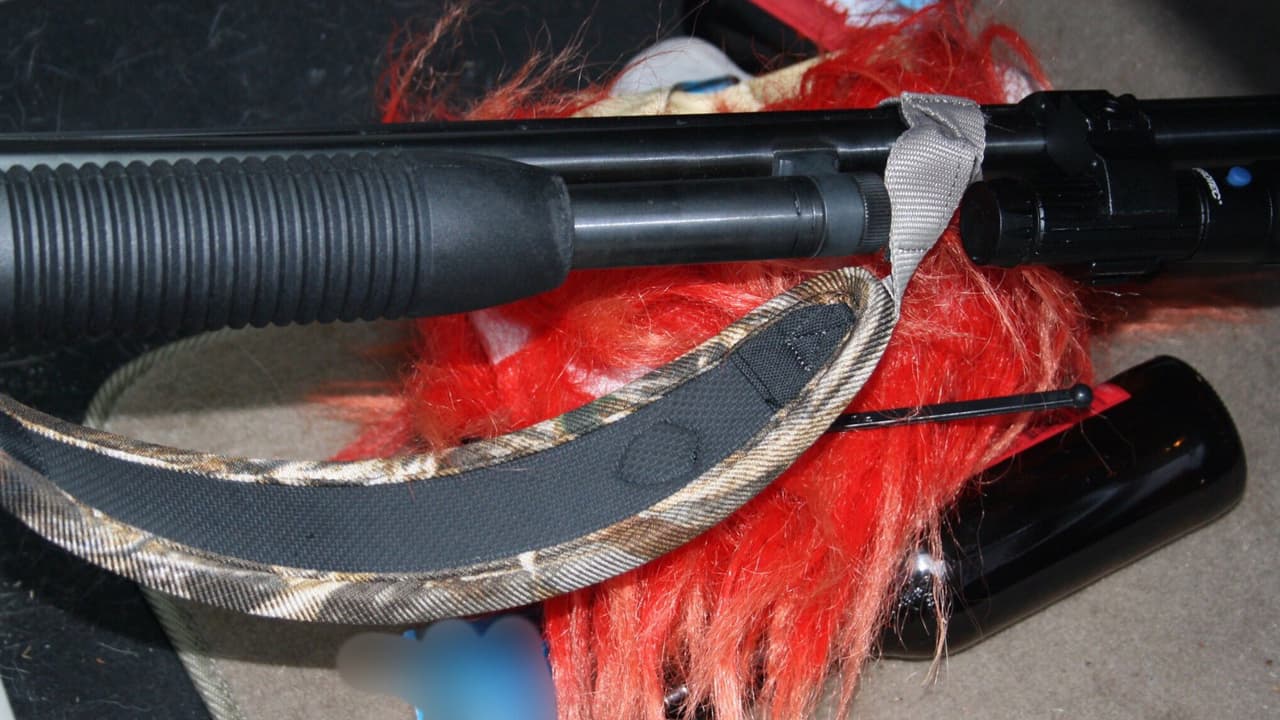 También estaba la máscara de payaso macabro y una escopeta calibre 12.