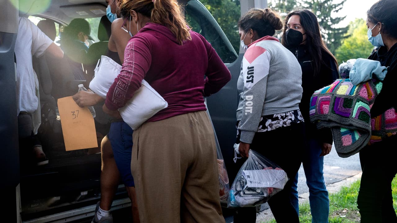 "Debe pedir a Biden que haga su trabajo": contesta Gobernador de Texas a alcaldesa de Chicago ante envío de inmigrantes