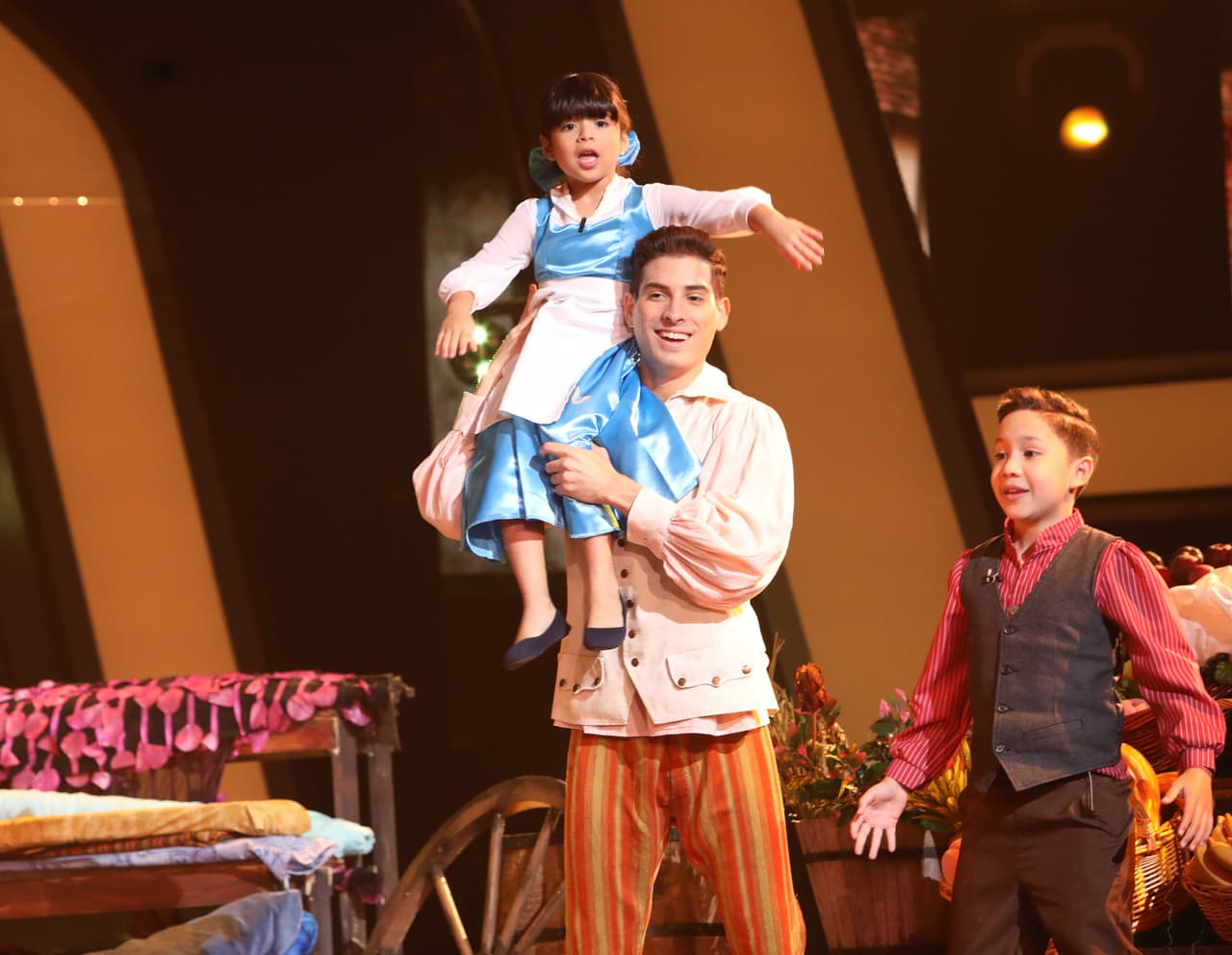 Los pequeños nos presentaron el tema 'Bonjour'.