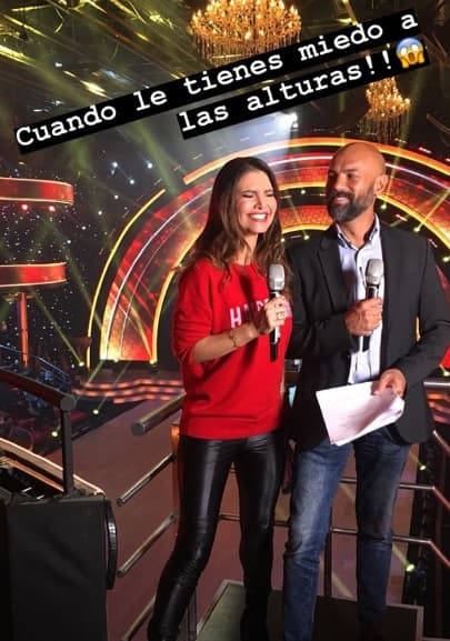 Esta es otra imagen del momento en que Chiqui tuvo que conducir desde lo alto del set y no podían faltar las bromas de su amigo.