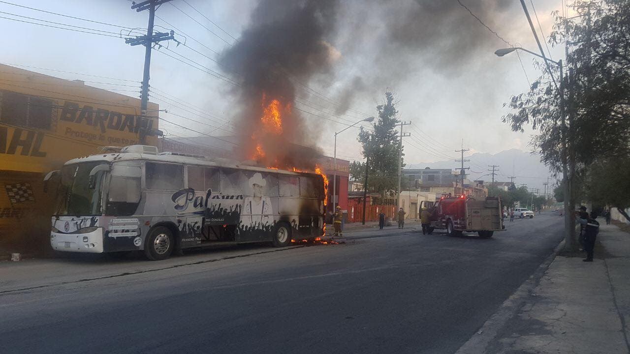 El autobús del grupo Palomo se incendió en centríca calle de la ciudad de San Nicolas de los Garza, Nuevo León.