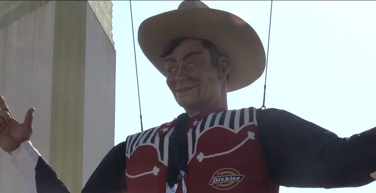 En un comunicado, oficiales de la feria estatal indicaron que el vaquero mide 55 pies de estatura y lleva de ese tamaño desde el 2012. Se esperar que miles de personas se reúnan ante este año luego de que el año pasado hubiera ciertas cancelaciones.