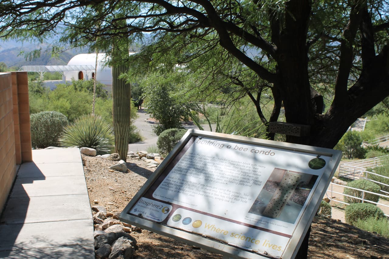 En el recorrido por la biosfera hay anuncios desplegados explicando las diferentes áreas del laboratorio
