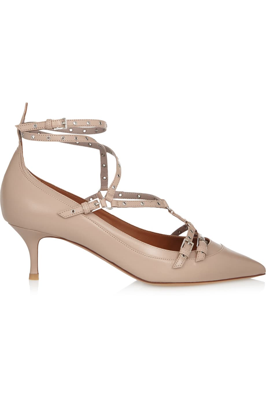 ¿Les resulta familiar este tipo de tacón? seguro sí, es el
<i>kitten heel </i>que inmortalizó Audrey Hepburn y que ahora es embelma del estilo de la candidata presidencial Hillary Clinton. Son cómodos y los más elegantes entre los tacones de baja altura. Es una temporada en la que las puntas y las correas se mantienen. (Valentino,
<a href="http://www.valentino.com">www.valentino.com</a>)
<br>