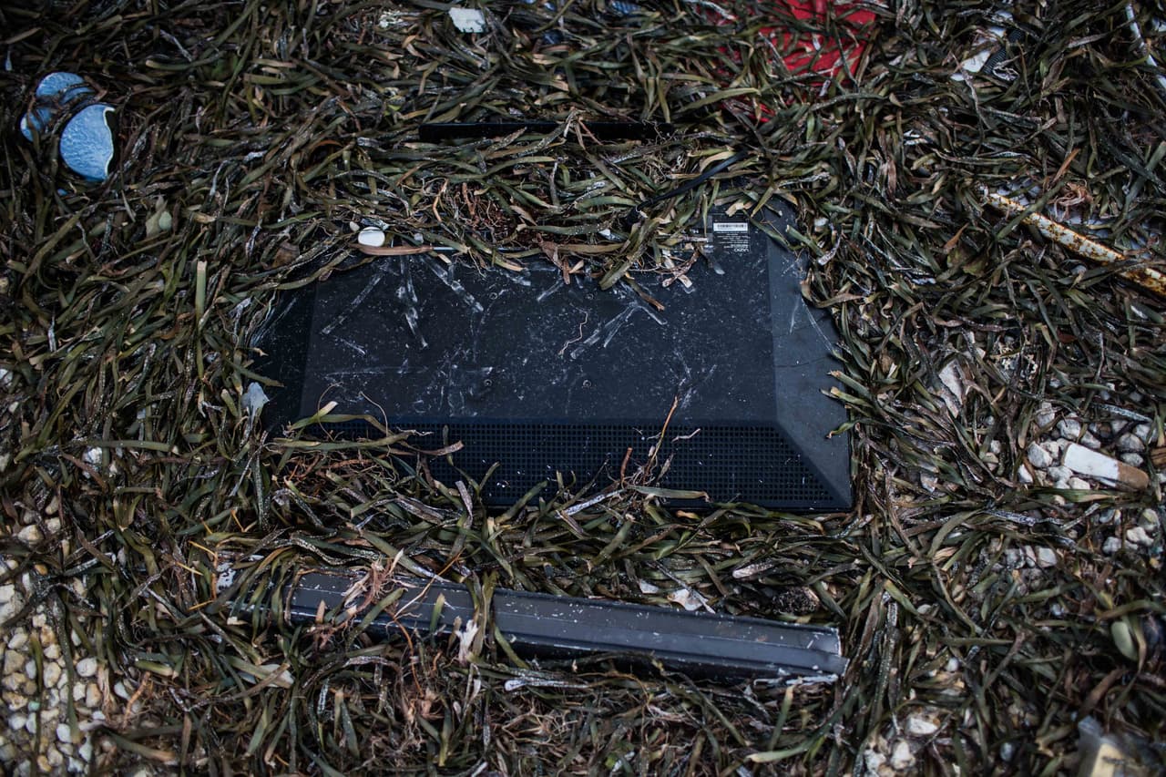 Una televisión enterrada en algas. Almudena Toral/Univision Digital