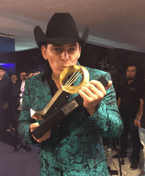 Con este material alcanzó los 300 mil discos vendidos y logró colocarse en los primeros lugares de las listas de popularidad.