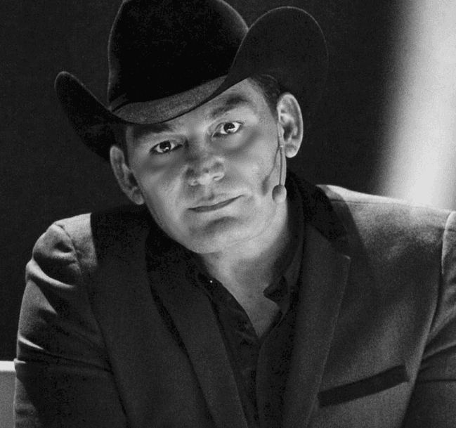 José Manuel decidió seguir los pasos de su padre como cantautor.