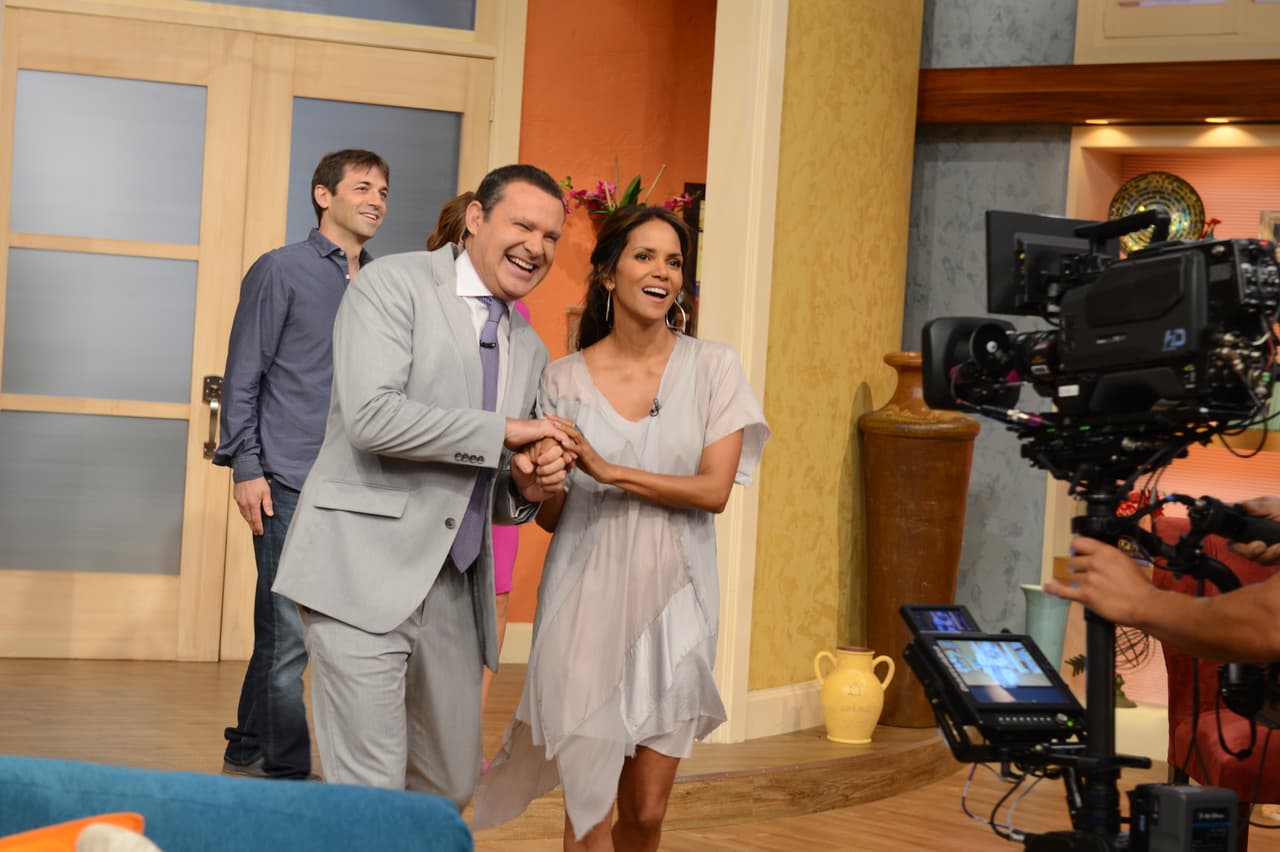 Alan Tacher escoltó del brazo a Halle Berry y ambos bromearon un poco mientras la cámara los seguía.