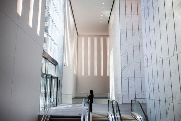 Destinada a mostrar el orgullo de la recuperación neoyorquina tras la tragedia, la torre y su aguja tienen exactamente 1.776 pies de altura, en referencia al año de la declaración de independencia de Estados Unidos.