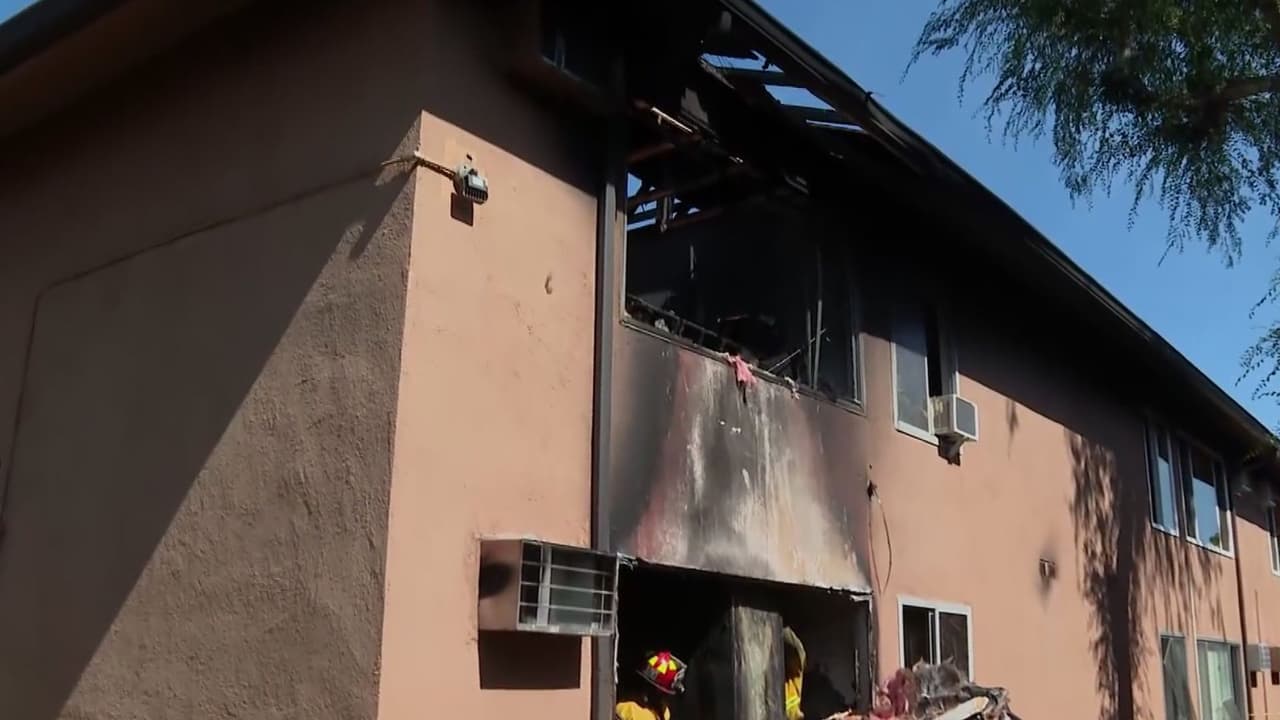 Inquilinos desplazados por incendio en Reseda temen volver a apartamentos con olor a humo