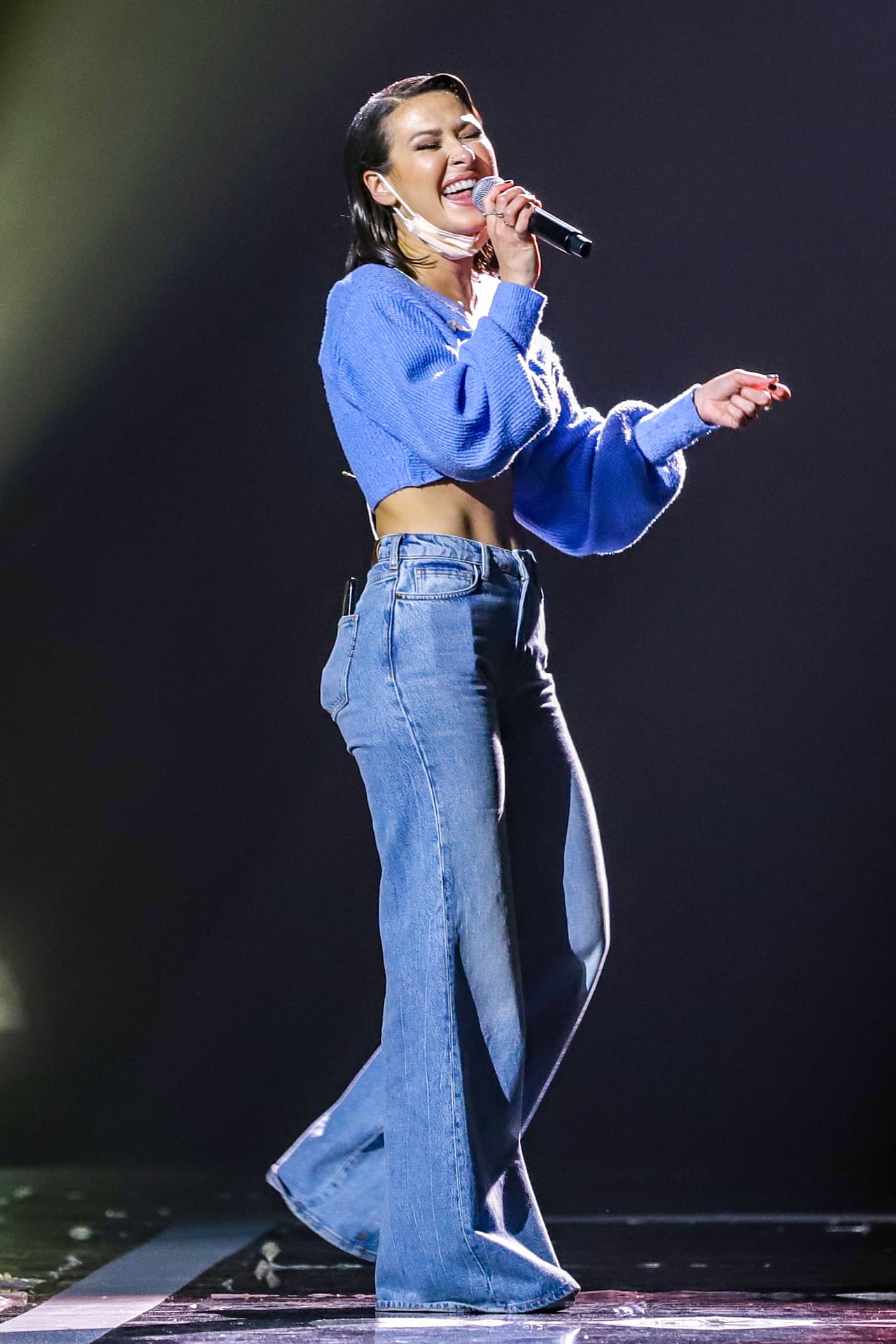 Nella llegó a los ensayos de Latin GRAMMY Celebra Ellas y su Música a cautivar con su voz.