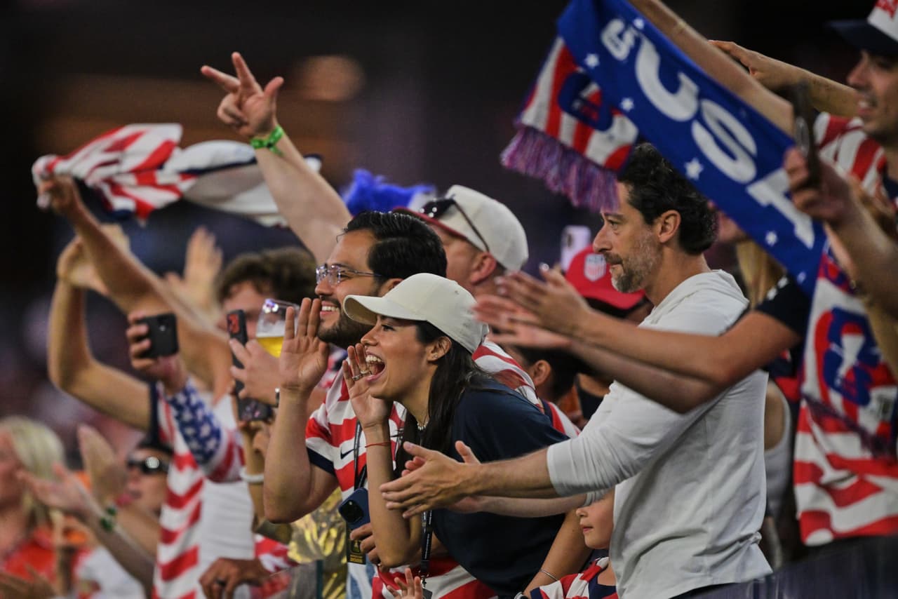 Aficionados celebran la victoria de Estados Unidos sobre Paraguay en el partido inaugural de la Copa del Mundo.