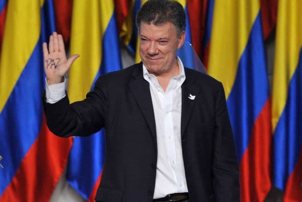 Y hasta perros con collares de palomas respaldaron la propuesta principal de Santos: "la unidad por la paz".