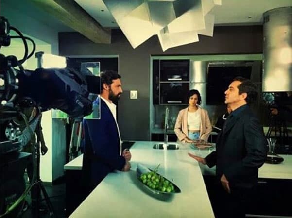 ¡Tres, dos, uno... acción!. Esto sucede cuando la cámara comienza a grabar.