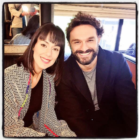 Comenzando por los protaonistas, quienes se la pasan bromeando en el set.