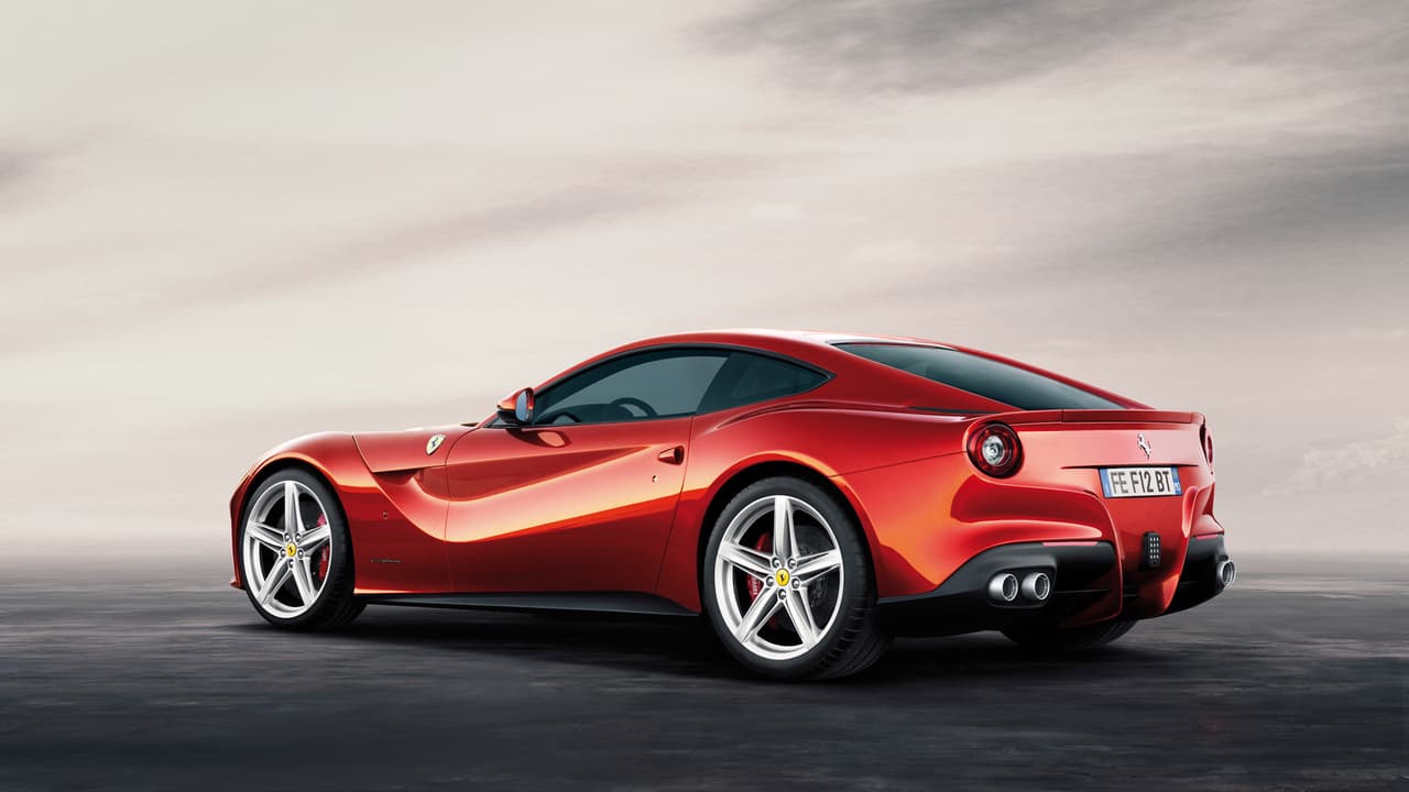 EL Ferrari F12 cuesta 323,745 dólares y cuenta con importantes prestaciones. Su motor V12 desarrolla 730 caballos de fuerza los cuales administra a través de una caja de transmisión automática de 7 velocidades.