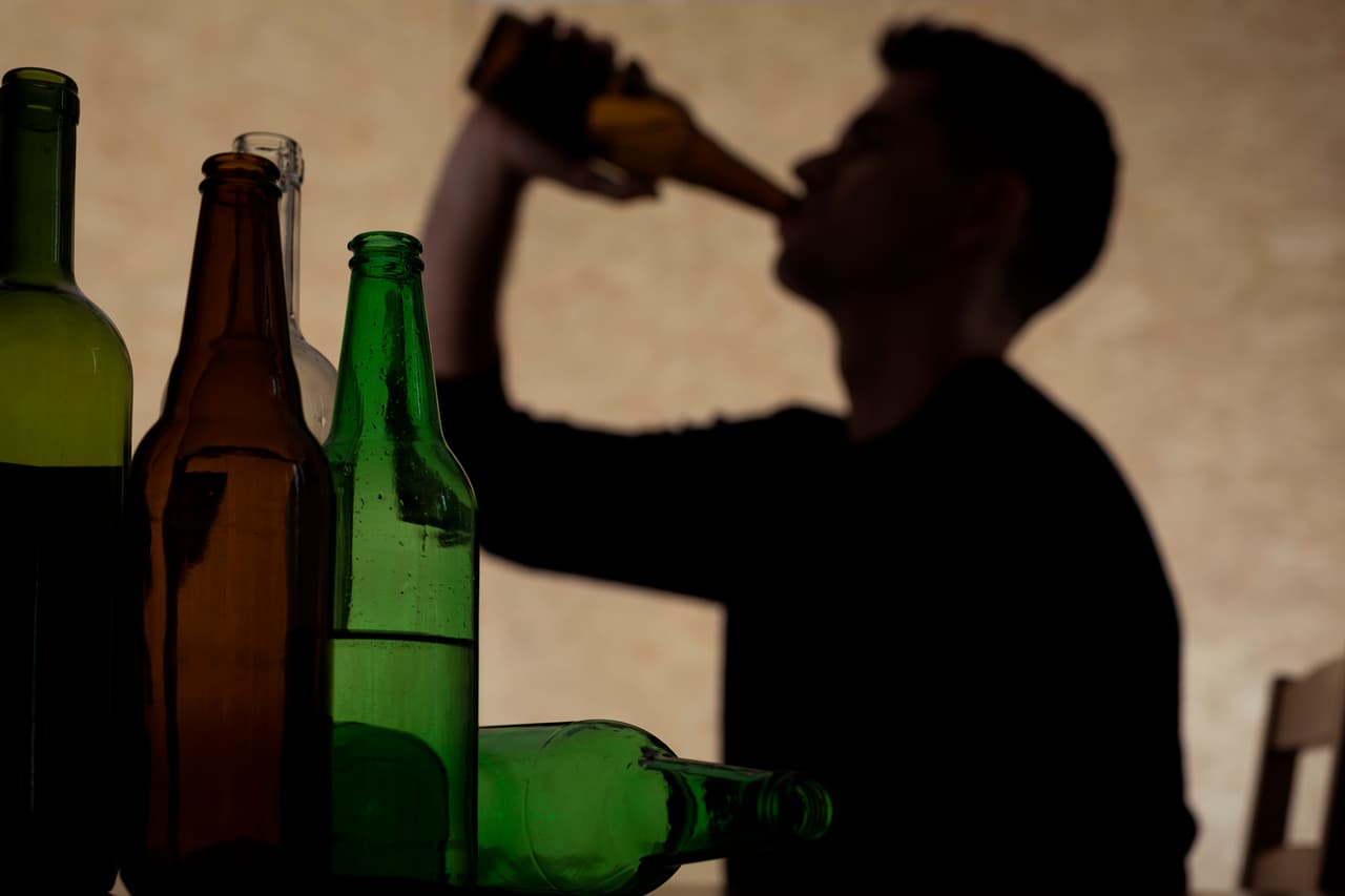 El consumo de alcohol eleva el riesgo de contraer el coronavirus y empeora sus síntomas, según la OMS
