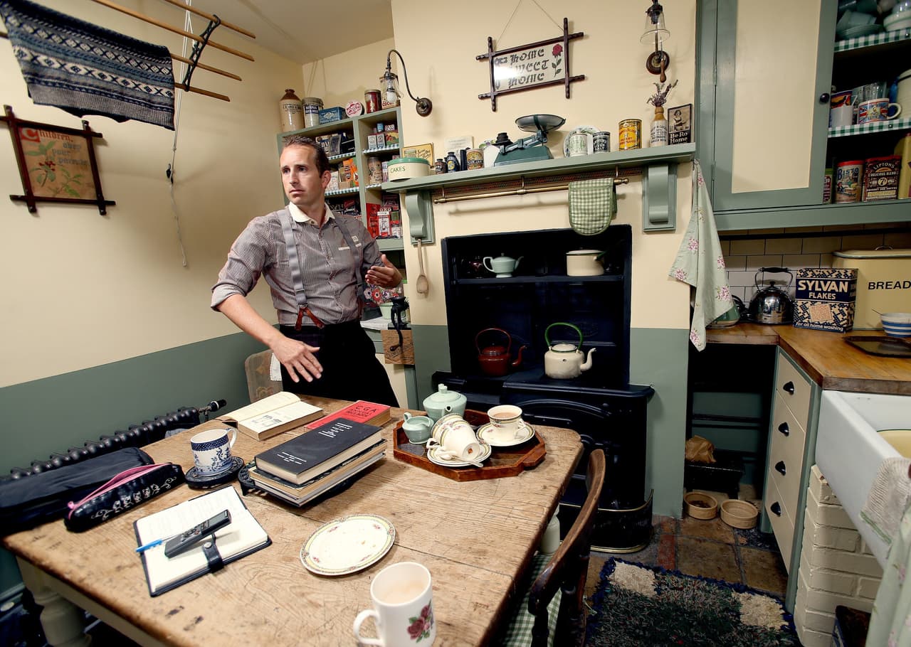 Los personajes, los eventos y las fechas son cosas que a él le agradan.