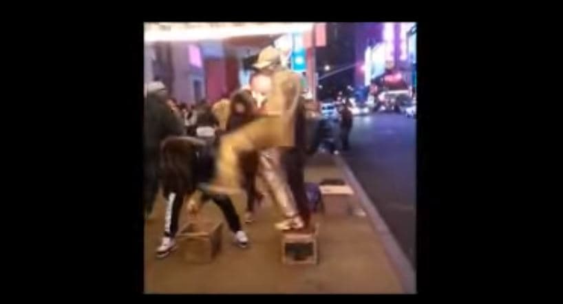 Hombre vestido de estatua patea a ladrón