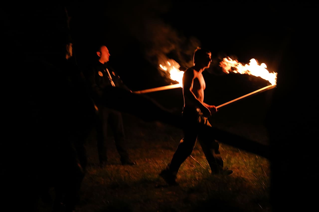 Un grupo de supremacistas blancos se reunió en Draketown, Georgia en abril de 2018. Durante el encuentro quemaron esvásticas de madera e hiceron saludos Nazis.