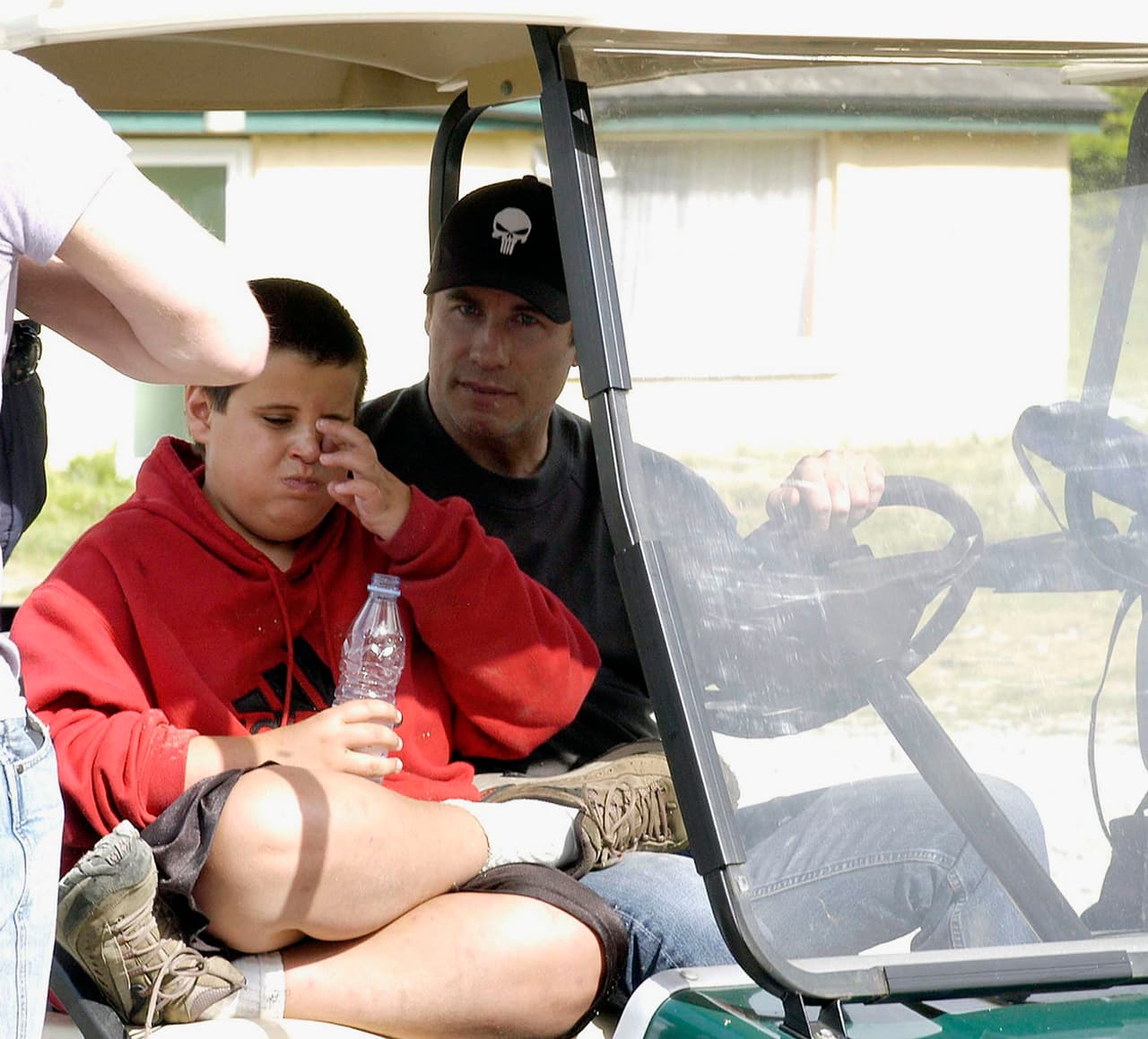 El joven fue encontrado inconsciente en el baño de la residencia que los Travolta tienen en Bahamas y fue declarado muerto tras ser trasladado en ambulancia al hospital, el 2 de enero de 2009.