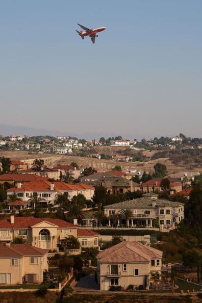 Chino Hills, CA - 37 por ciento de población hispana | Índice de graduación de preparatoria: 89 por ciento. Esta ciudad al oeste de Chino se distingue por su programa para jóvenes delincuentes no violentos, que les da una alternativa al sistema judicial. En lugar de ser reprimidos estos jóvenes hacen trabajo comunitario, reciben adiestramiento profesional, consejería o restituyen el daño hecho. Chino Hills tiene un centro de recreación móvil gratis con juegos, equipo deportivo, libros, y material para artes.