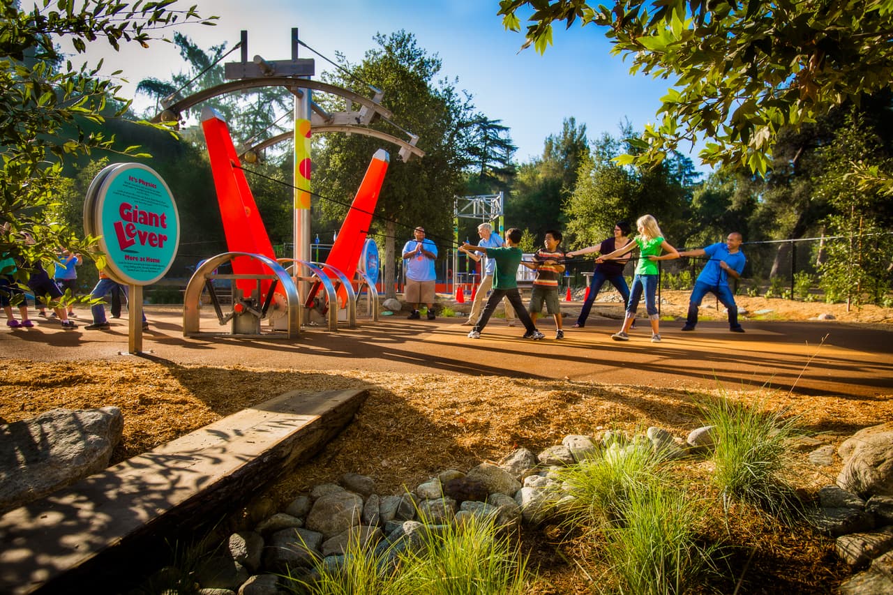 <b>Kidspace Children’s Museum:</b> El museo infantil KidSpace fue creado para brindarle a los niños la oportunidad de ampliar su conocimiento por medio de técnicas de aprendizaje fuera de lo común.