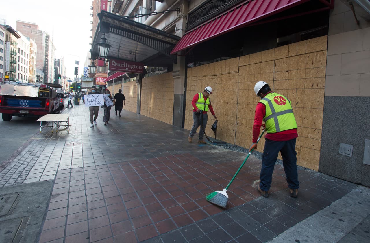 Resultando en destrozos y saqueos que han obligado a los negocios de la ciudad a permanecer cerrados.